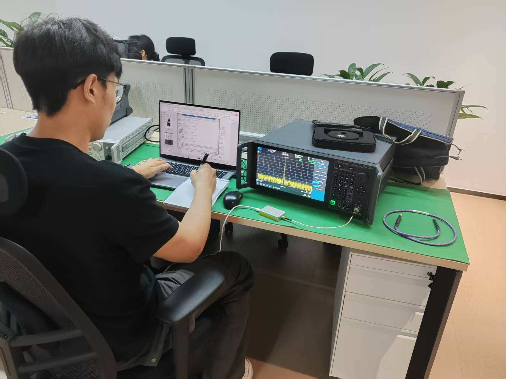 华西客户上门2Hz_6GHz信号源模块测试1.jpg